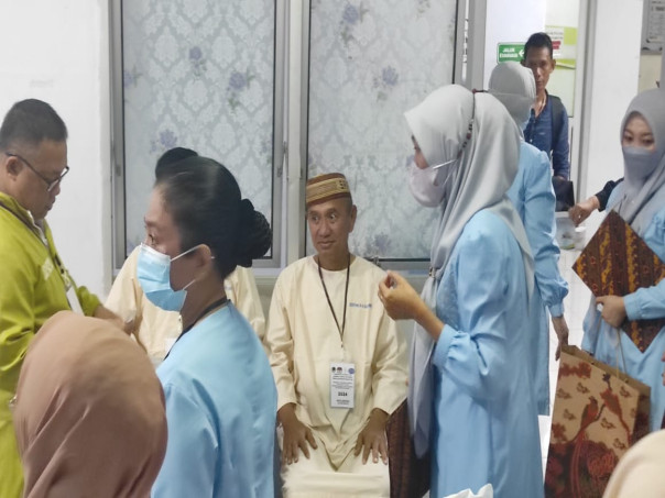 Calon Bupati Saipul Mbuinga Saat Menjalani Pemeriksaan Kesehatan di Rumah Sakit Aloei Saboe.