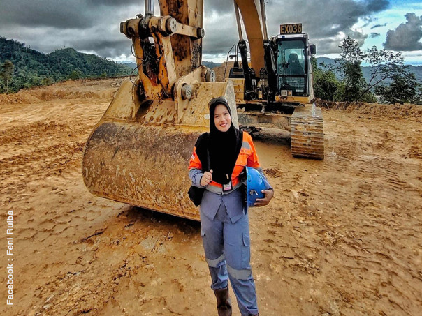 Foto : Felni Ruiba Dengan Alat Berat Excavator di Area Pertambangan.