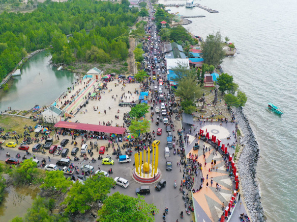 Suasana pantai pohon cinta