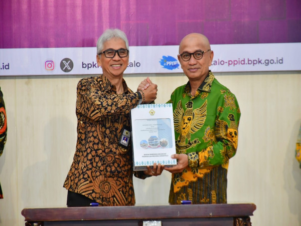 Bupati Saipul Saat Menerima LHP atas LKPD 2023 yang diserahkan Kepala BPK RI Perwakilan Provinsi Gorontalo Ahmad Luthfi H. Rahmatullah di Auditorium BPK.