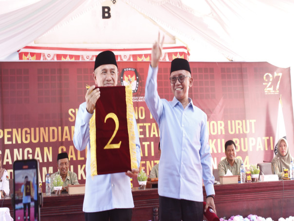 Pasangan SIAP Saat Mendapatkan Nomor Urut Pada Proses Pengundian di KPU Pohuwato. (Foto : Edi)
