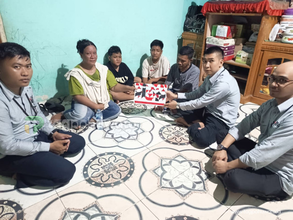 Kepala Bank SulutGo Cabang Marisa, Zulhijas Arsyad Saat Memberikan Santunan Duka Kepada Keluarga Almarhum. (Foto : Istimewa)