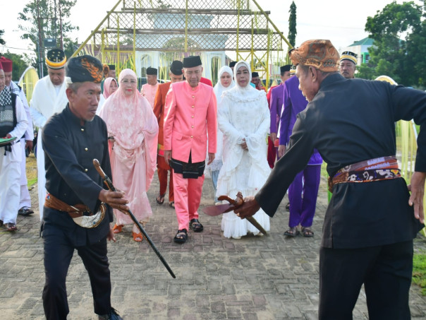 Bupati Bersama Rombongan Saat Memasuki Area Masjid Agung Pohuwato. Foto : Iwan Karim
