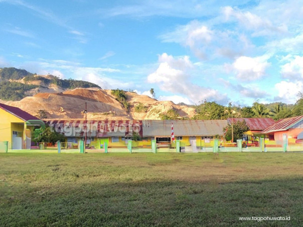 Kondisi Aktifitas Operasional Pani Gold Project Berada Tepat Dibelakang Sekolah SDN 04 Buntulia.