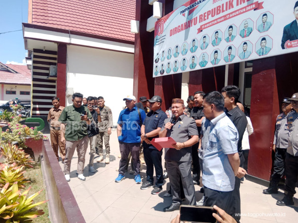 Ketua DPRD Pohuwato.  Beni Nento saat menerima massa aksi. (Foto : Istimewa)