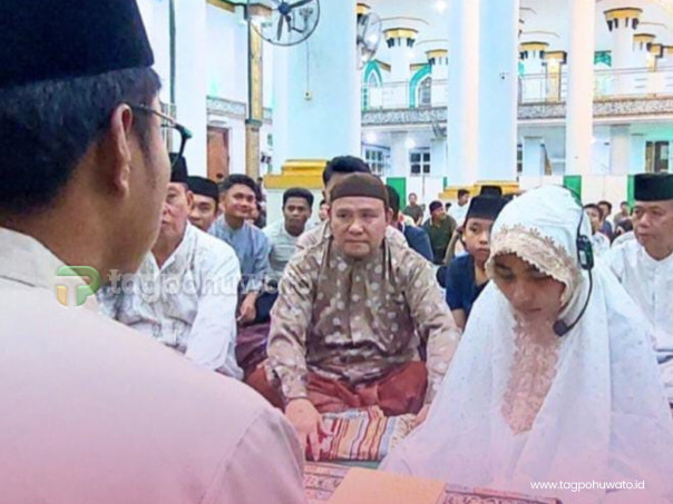 Disaksikan Beni Nento, Sri Okta Resmi Memeluk Islam di Mesjid Baiturahim Pohuwato