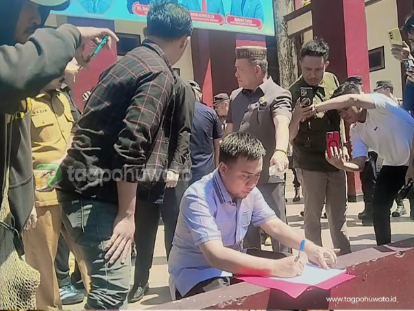 Ketua Fraksi Gerindra. Abd. Hamid Sukoli saat menanda tangani tuntutan massa aksi. (Foto:Istimewa)