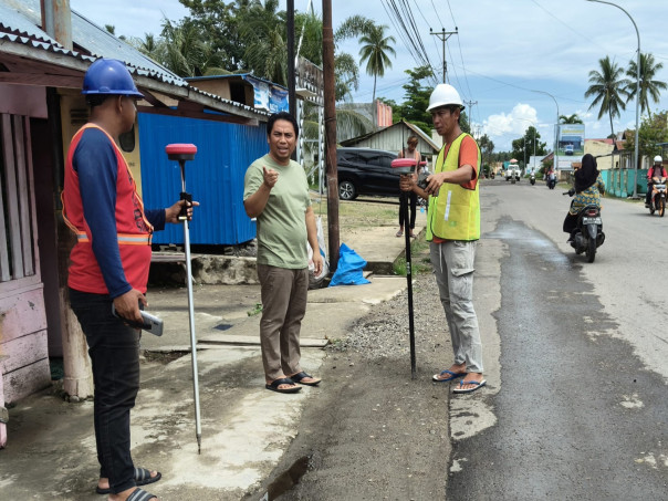 Wakil Ketua II DPRD Pohuwato Saat Meninjau Persiapan Perbaikan Akses Jalan di Kecamatan Duhiadaa - Patilanggio.